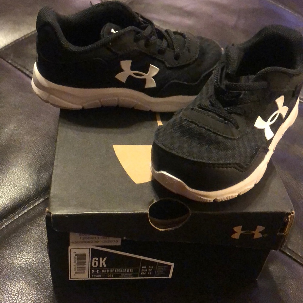Under Armour infant size 6 low top sneakers